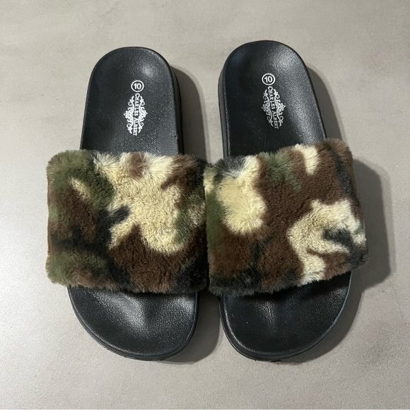 CHARLES ALBERT NWOT Fuzzy Camouflage Slides - Picture 2 of 3